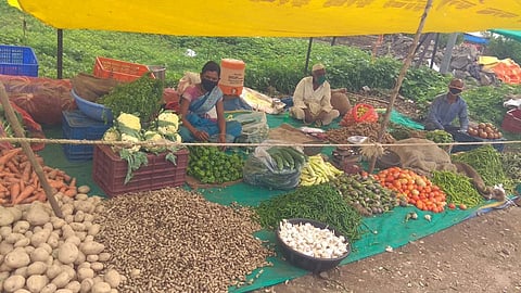 फक्त मुलांच्या शिक्षणासाठी! कोरोना काळातही जीव धोक्यात घालून भाजी व्यवसाय