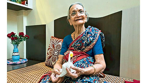 विणकामातून केलेला राजहंस दाखविताना विमल माधव बापट.