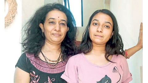 विशाखा ठाकरे (डावीकडे) आणि त्यांची लेक सुगी.