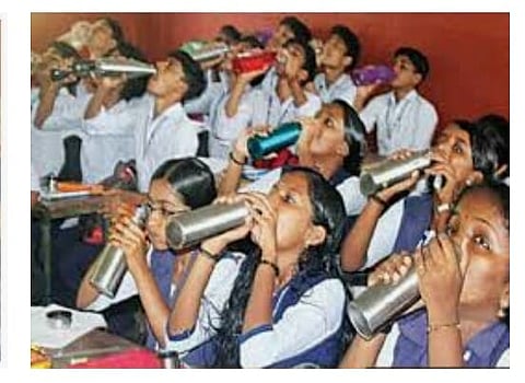 राज्यातील शाळांमध्ये वाजणार दिवसातून तीन वेळा "वॉटर बेल' 