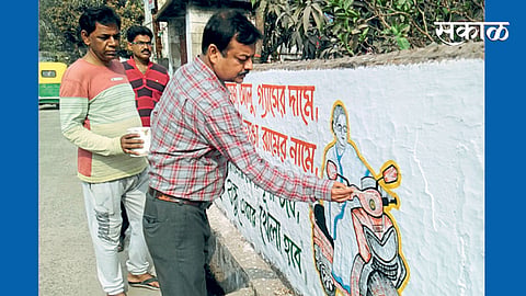 कोलकता : भिंती रंगविणे हे पश्‍चिम बंगालमधील निवडणूक प्रचाराचे ठळक वैशिष्ट्य असून कलाकार या कामात मग्न झाले आहेत.