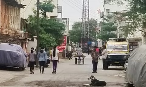 बदनापूर : शहरात संचारबंदी काळात भटकंती करणारे नागरिक. 