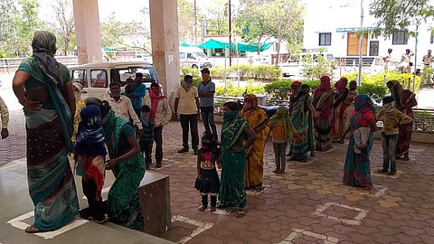 जालना : जिल्हा सामान्य रुग्णालयात तपासणी रांगेत उभे ऊसतोड कामगार. 