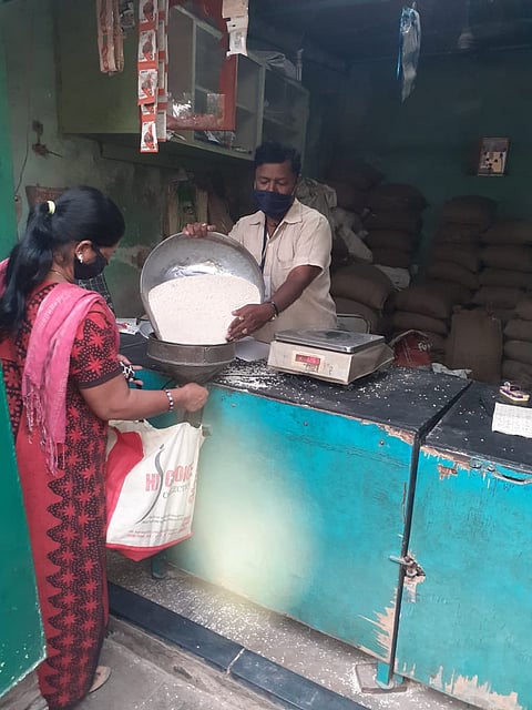 कोरोनाने बदलले रेशन दुकानांसमोरील चित्र, आधी धान्य न्यायला सांगावे लागे; आता द्या, म्हणून लागतेय रांग 