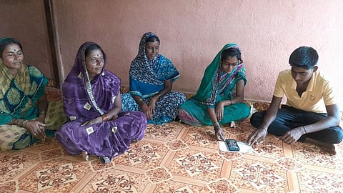 किनगाव (ता.अंबड) :  बारावीचा  मोबाइल फोनवर ऑनलाईन निकाल पाहताना.