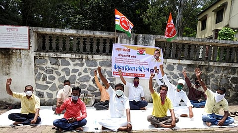 एफआरपीप्रश्नी रयत क्रांती संघटना आक्रमक; जिल्हाधिकारी कार्यालयासमोर ठिय्या