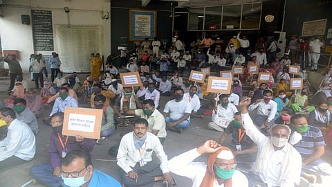 पिंपरी-चिंचवड महापालिका भवनासमोर दिव्यांगांचा ठिय्या 