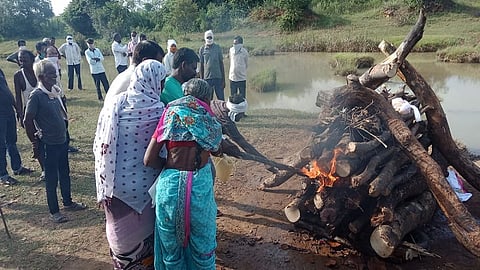 daughters completed whole funeral of their mother in chandrapur  