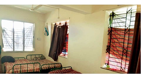 वानाडोंगरी - चादरी लावून झाकलेल्या खिडक्‍या.