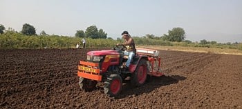 गहू पेरणीसाठी शेतकऱ्यांची लगभग, आधुनिक पद्धतीने गव्हाची पेरणीवर भर ! 