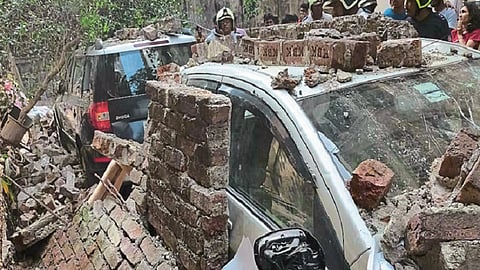 प्रभादेवीत भिंत कोसळून वाहनांचे नुकसान 