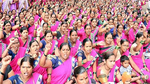 asha workers movement in jilha parishad kolhapur for increased remuneration in kolhapur