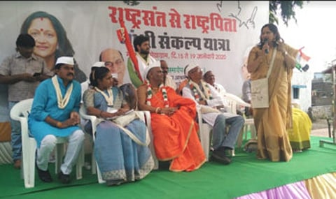 सेवाग्राम : विचार व्यक्त करताना अभिनेत्री अलका कुबल; मंचावर रामजराजे स्वराचार्यजी ऊर्फ माऊली महाराज, खासदार डॉ. विकास महात्मे आणि इतर मान्यवर