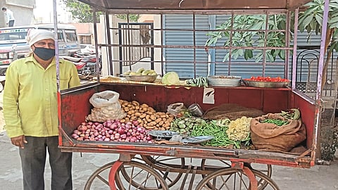 अंबड : हेअर सलून बंद असल्याने हातगाड्यावर भाजीपाला विक्री करताना कैलास कानडे. 