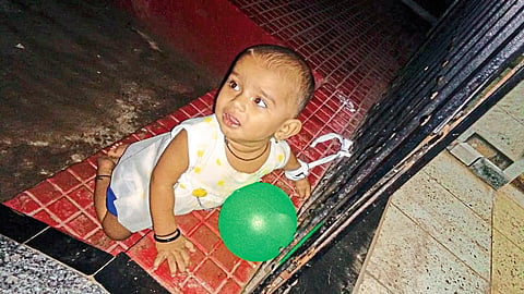 शिरजगावकसबा : अशा अवस्थेत चिमुकलीला अंधारात बेवारस सोडले होते. 