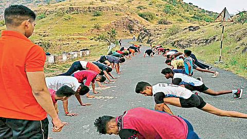 भारतीय जवानांना सॅल्यूट! सुटीवर आलेल्या जवानांकडून सटालेवाडीत 'देशसेवा'