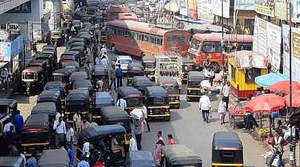 Akola News: Illegal traffic, ignoring corona rules