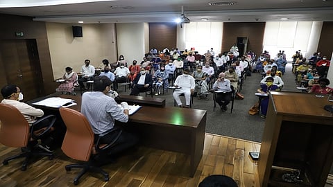 शाळांना मार्गदर्शन करताना अभिजीत बांगर.