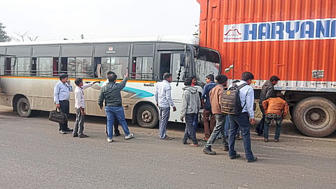 बाजारगाव  :  येथील रस्त्यावर उभ्या असलेल्या कंटेनरला धडक देणारी बस. 