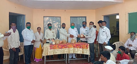 पूरग्रस्त पीरटाकळीच्या शिक्षकांनी दिला ग्रामस्थांना मदतीचा हात 
