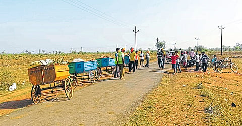 लाखांदूर : जिरोबा वस्तीतील नागरिकांनी अडविलेल्या घंटागाड्या.