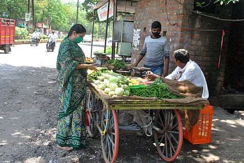 लॉकडाऊनचा कठीण काळ...आणि घर चालविण्यासाठी अनेकांनी धरली फळ-भाजी विक्रीची वाट 