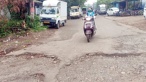 भोसरी एमआयडीसीतील रस्ते खड्ड्यांमुळे धोकादायक; वाहन चालविताना करावी लागतेय कसरत 