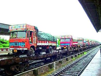 लॉकडाउनमध्ये रेल्वेने बदलला उत्पन्नाचा ‘ट्रॅक’ ! 