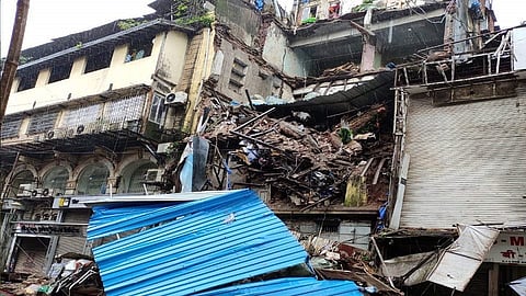 क्रॉफर्ड मार्केटजवळ इमारतीचा भाग कोसळला 