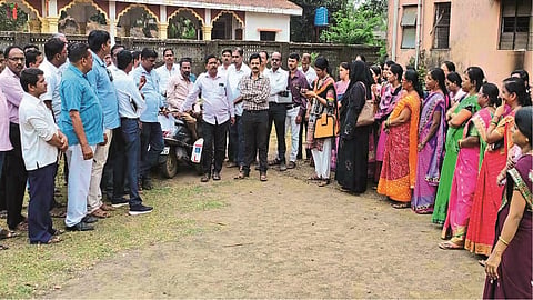 माणगाव : तालुक्‍यातील बीएलओ शिक्षकांनी एकत्र जमून ऑनलाईन कामावर बहिष्कार टाकण्याचा निर्णय घेतला आहे. त्यावेळी जमलेले शिक्षक.