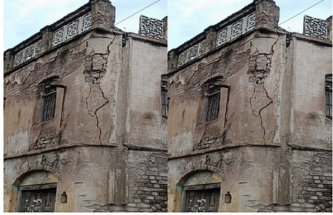 Fear does not end here! akola buldna Dilapidated buildings are fatal