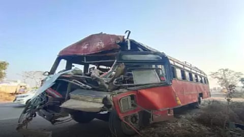 ST बस धडकली महाकाय सिमेंट मिक्सरला, वाशीत भीषण अपघात  