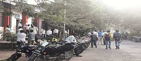 लातूर : जुन्या जिल्हाधिकारी कार्यालयाच्या परिसरात दोन क्रमांकाच्या रजिस्ट्री कार्यालयासमोरील रस्त्यावर वाहनांच्या पार्किंगमुळे नेहमीच वाहतुकीची कोंडी होते. 