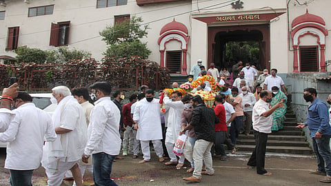 Video : सर्वसामान्यांशी एकरूप होणाऱ्या चंद्रलेखाराजे पंचतत्त्वात विलीन