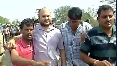 Mandsaur: Farmers heckle collector