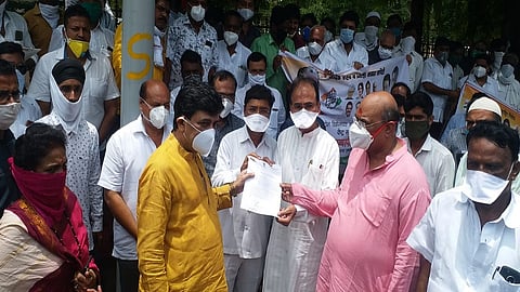 नांदेडला कॉँग्रेसतर्फे सोमवारी जिल्हाधिकारी कार्यालयासमोर आंदोलन करण्यात आले. 