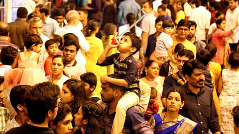 Ganesh Festival  : रस्त्यांवर गणेशभक्तांची मांदियाळी 