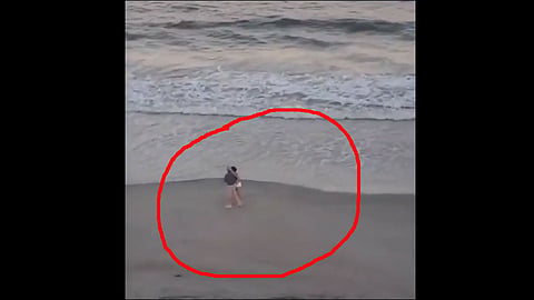grand couple danced romantically in sea video viral