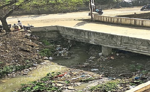 विठ्ठल संगम सोसायटीजवळ सांडपाणी वाहिनी फुटली 