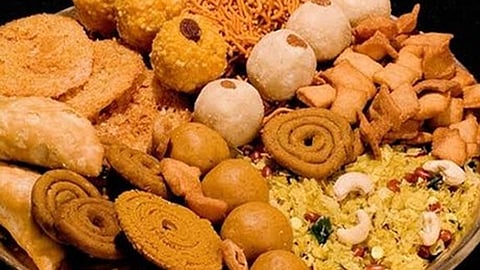 दिवाळीत भरपूर फराळ खा, तरीही राहा फिट! 