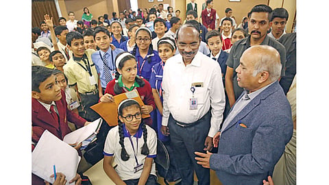 मुक्तांगण विज्ञानशोधिका, सेनापती बापट रस्ता - विद्यार्थ्यांसोबत संवाद साधताना इस्त्रोचे अध्यक्ष (डावीकडील) डॉ. के. सिवन, सोबत नंदकुमार काकिर्डे.