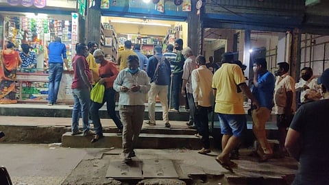 लॉकडाउनचा धसका! नालासोपाऱ्यात मद्यप्रेमींनी वाईन शॉपबाहेर लावल्या रांगा