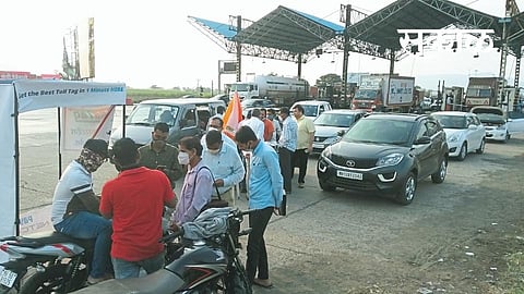 FasTag : आनेवाडी टोलनाक्‍यानजीक वाहनधारकांची खुलेआम लूट