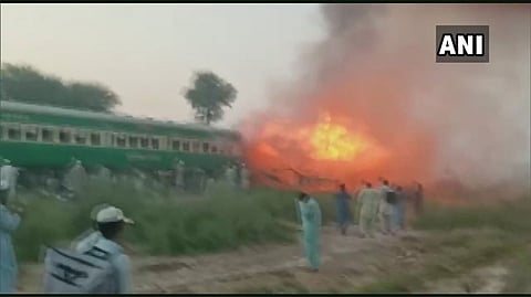fire at Karachi Rawalpindi Tezgam express train today at Pakistan