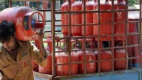 Akola News: Why cylinder subsidy only affects ordinary citizens?