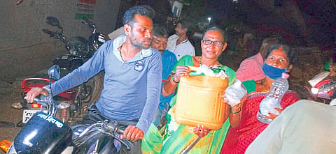  चामोर्शी : मुक्तीपथच्या महिलांनी पकडलेली मोहफुलाची दारू. 