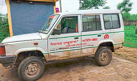 अहेरी : येथील आरोग्य विभागाची रुग्णवाहिका. 