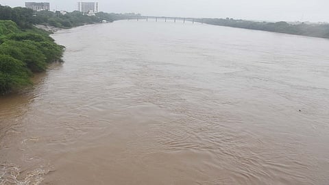 नांदेड - विष्णुपुरी प्रकल्पाचे तीन दरवाजे उघडण्यात आले असून गोदावरी नदी दुथडी भरुन वाहत आहे. 