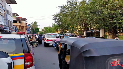 खारघर : विलगीकरण केंद्रामुळे गोखले शाळेसमाेर वाहतूक कोंडी होते. 