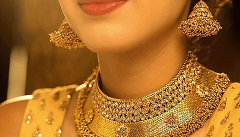 Fraud of a woman in gold at Sangamner